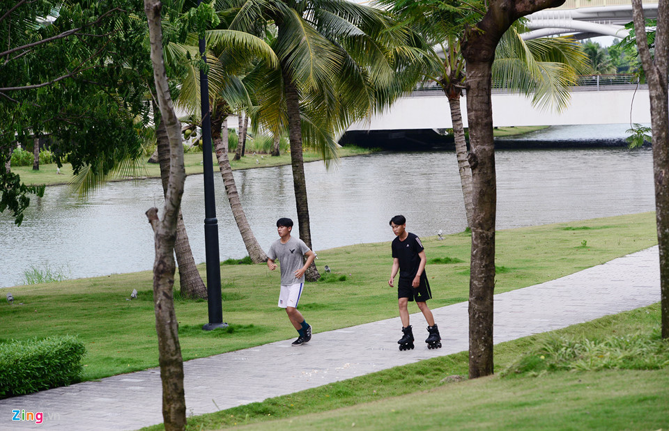 Khu đô thị xa hoa đối lập những ngôi nhà nát giữa lòng Thủ Thiêm